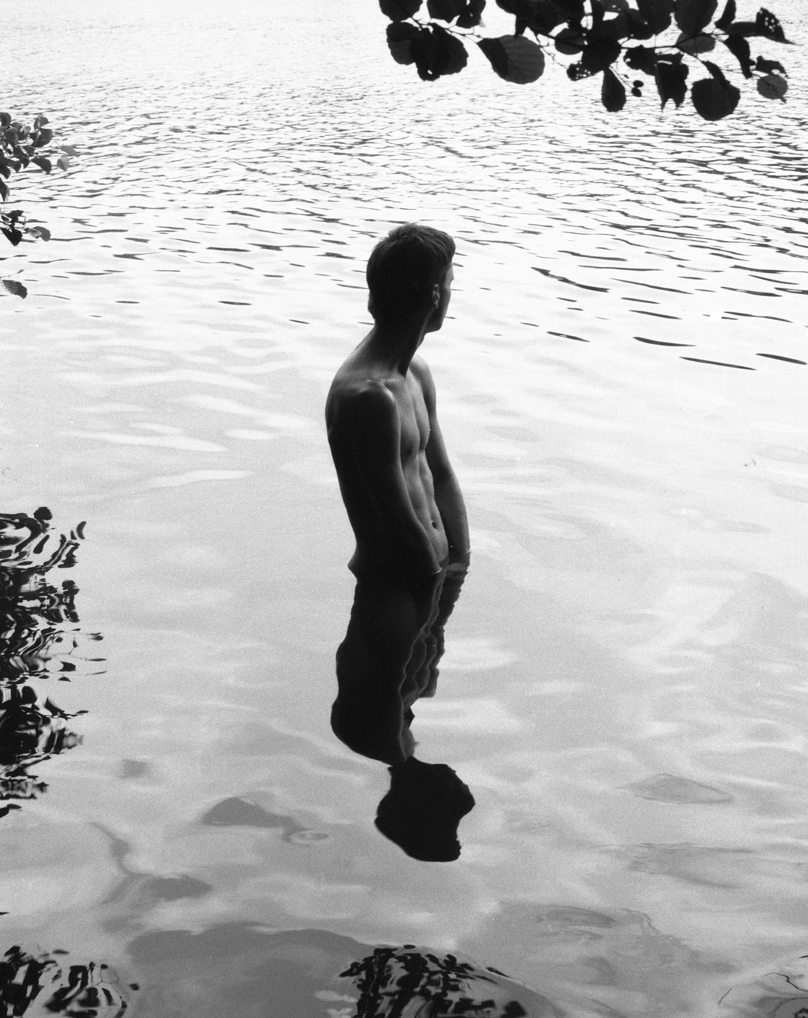 Standing, 2021, Gerardo Vizmanos